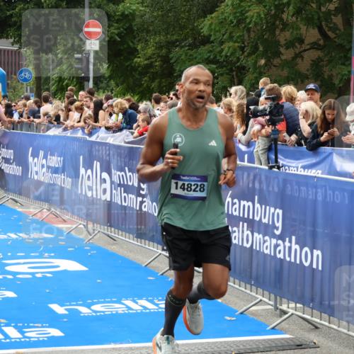 29.06.2025 - hella hamburg halbmarathon Zöllner http://msf.ph/oto/8176351 29.06.2025 10:27:10 Ziel 14828 meine-sportfotos.de