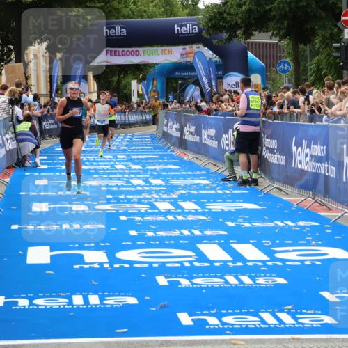 29.06.2025 - hella hamburg halbmarathon Zöllner http://msf.ph/oto/8176416 29.06.2025 10:27:18 Ziel 9097, 15583, 18037, 18124 meine-sportfotos.de