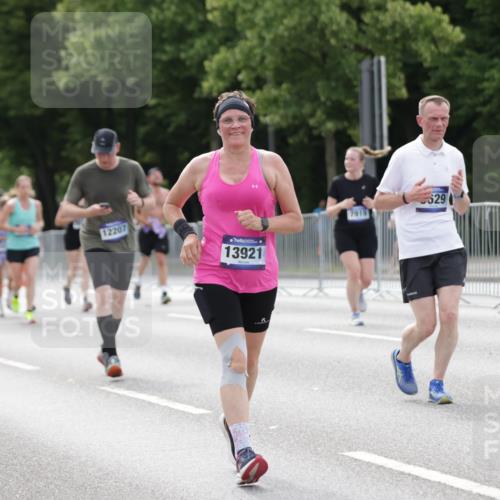 29.06.2025 - hella hamburg halbmarathon Jannik Wohlers http://msf.ph/oto/8176512 29.06.2025 10:22:26 Lombardsbrücke 1029, 1853, 2294, 2766, 3003, 3029, 3034, 3600, 3601, 5223, 5343, 5629, 7188, 7190, 7266, 7529, 7925, 9256, 10086, 10205, 10826, 11665, 12190, 13921, 14525, 14633, 14801, 15469, 15870, 16565, 16566, 16618, 16801, 16863, 17657 meine-sportfotos.de