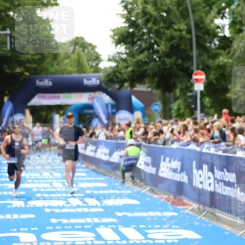 29.06.2025 - hella hamburg halbmarathon Zöllner http://msf.ph/oto/8176513 29.06.2025 10:37:57 Ziel 2404, 3480, 3530, 9643, 10793, 13148, 13900, 18103, 18529 meine-sportfotos.de