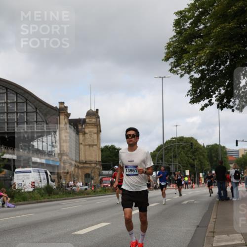 29.06.2025 - hella hamburg halbmarathon Yannick Fuchs http://msf.ph/oto/8176792 29.06.2025 10:27:39 20KM 1990, 4463, 6358, 8062, 11169, 11745, 11877, 12899, 12987, 13199, 13686, 13961, 14028, 14276, 14908, 15054, 16425, 16619, 17151, 18679, 19059 meine-sportfotos.de