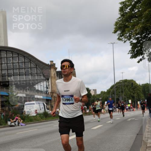 29.06.2025 - hella hamburg halbmarathon Yannick Fuchs http://msf.ph/oto/8176803 29.06.2025 10:27:40 20KM 1990, 4463, 4749, 6358, 8062, 11169, 11745, 11877, 12899, 12987, 13199, 13686, 13961, 14028, 14276, 14908, 15054, 16425, 16619, 17151, 18679, 19059 meine-sportfotos.de