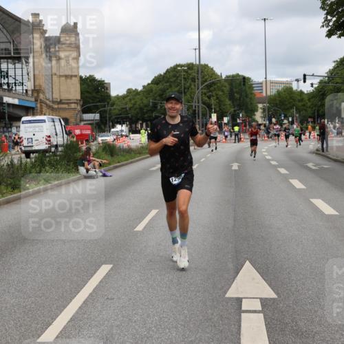 29.06.2025 - hella hamburg halbmarathon Yannick Fuchs http://msf.ph/oto/8176939 29.06.2025 10:27:50 20KM 4463, 4679, 4749, 7723, 8062, 10453, 11745, 11877, 12290, 12899, 12987, 13686, 13961, 14028, 14167, 14276, 14908, 16425, 17056, 17151, 17175, 18679, 19059 meine-sportfotos.de
