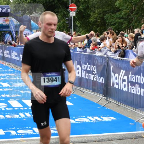 29.06.2025 - hella hamburg halbmarathon Zöllner http://msf.ph/oto/8176953 29.06.2025 10:27:37 Ziel 2203, 7651, 9804, 12341, 13941, 17354, 18832, 19114 meine-sportfotos.de