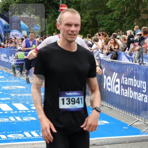 29.06.2025 - hella hamburg halbmarathon Zöllner http://msf.ph/oto/8176958 29.06.2025 10:27:38 Ziel 2203, 7651, 9804, 10655, 12341, 17354, 18832, 19114 meine-sportfotos.de