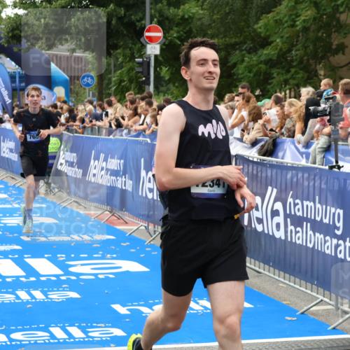 29.06.2025 - hella hamburg halbmarathon Zöllner http://msf.ph/oto/8177005 29.06.2025 10:27:42 Ziel 2203, 5367, 7651, 8731, 10655, 12341, 17354, 18832 meine-sportfotos.de