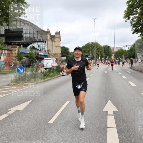 29.06.2025 - hella hamburg halbmarathon Yannick Fuchs http://msf.ph/oto/8177026 29.06.2025 10:27:51 20KM 1910, 4463, 4679, 4749, 7723, 10453, 11745, 12290, 12899, 12987, 13686, 14028, 14167, 14276, 14908, 17056, 17151, 17175, 18679, 18687, 19059 meine-sportfotos.de