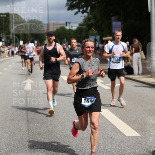29.06.2025 - hella hamburg halbmarathon Yannick Fuchs http://msf.ph/oto/8177027 29.06.2025 10:42:03 20KM 1604, 1613, 1696, 2213, 2284, 2340, 2708, 2839, 2869, 2953, 3976, 4377, 4528, 4601, 5022, 5024, 5528, 5915, 6009, 6134, 6836, 7599, 8234, 8927, 9262, 9544, 9626, 10969, 10988, 11283, 11961, 12679, 12685, 12870, 13007, 13672, 13948, 14383, 14618, 14619, 14730, 15333, 15478, 15479, 15808, 16205, 17451, 17905, 17915, 17979, 18104, 18430, 18758, 18856, 18922, 18963, 18974, 19181 meine-sportfotos.de