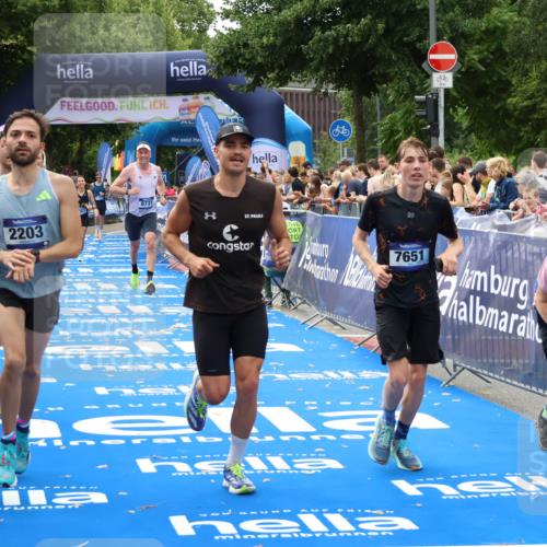 29.06.2025 - hella hamburg halbmarathon Zöllner http://msf.ph/oto/8177030 29.06.2025 10:27:43 Ziel 2203, 5367, 7651, 8731, 10655, 17354, 17893, 18832 meine-sportfotos.de