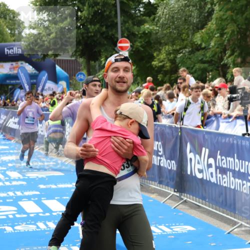29.06.2025 - hella hamburg halbmarathon Zöllner http://msf.ph/oto/8177077 29.06.2025 10:38:15 Ziel 2849, 5091, 7743, 8002, 14688, 17623, 18584, 18986 meine-sportfotos.de