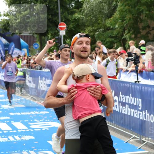 29.06.2025 - hella hamburg halbmarathon Zöllner http://msf.ph/oto/8177096 29.06.2025 10:38:15 Ziel 2849, 5091, 7743, 8002, 14688, 17623, 18584, 18986 meine-sportfotos.de