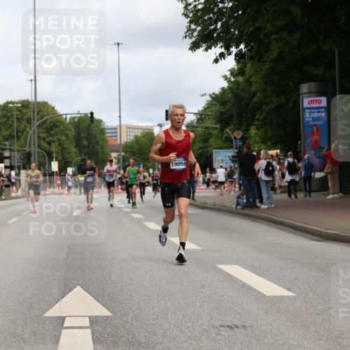 29.06.2025 - hella hamburg halbmarathon Yannick Fuchs http://msf.ph/oto/8177100 29.06.2025 10:27:56 20KM 1910, 2746, 4463, 4679, 4749, 6473, 7723, 10453, 12290, 12899, 12987, 14028, 14167, 14276, 14908, 16881, 17056, 17151, 17175, 18679, 18687, 19059 meine-sportfotos.de