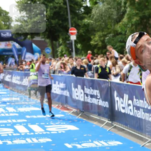 29.06.2025 - hella hamburg halbmarathon Zöllner http://msf.ph/oto/8177137 29.06.2025 10:38:16 Ziel 1688, 2849, 5091, 7743, 8002, 14688, 17623, 18584, 18986 meine-sportfotos.de