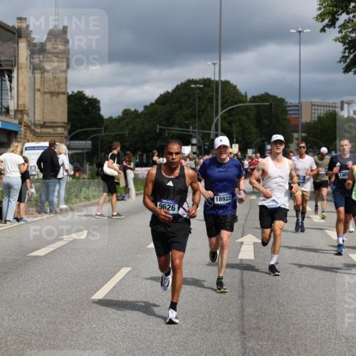 29.06.2025 - hella hamburg halbmarathon Yannick Fuchs http://msf.ph/oto/8177278 29.06.2025 10:42:09 20KM 1320, 1613, 1696, 2213, 2284, 2340, 2708, 2953, 3747, 4324, 4528, 4601, 5024, 5362, 5528, 5915, 6009, 6836, 7599, 8234, 8927, 9262, 9544, 9626, 10969, 11211, 11283, 11961, 12685, 13007, 13948, 14383, 14618, 14619, 15309, 15333, 15478, 15479, 15735, 15808, 16149, 16205, 17451, 17905, 18104, 18206, 18430, 18758, 18836, 18922, 18963, 18974, 19181 meine-sportfotos.de