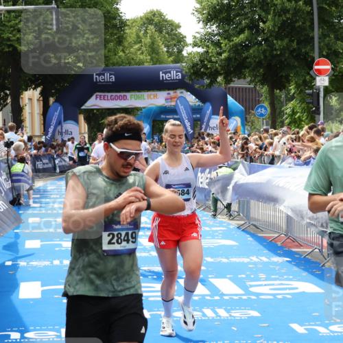 29.06.2025 - hella hamburg halbmarathon Zöllner http://msf.ph/oto/8177337 29.06.2025 10:38:23 Ziel 1042, 1688, 3431, 6095, 7110, 8002, 18584, 18761 meine-sportfotos.de