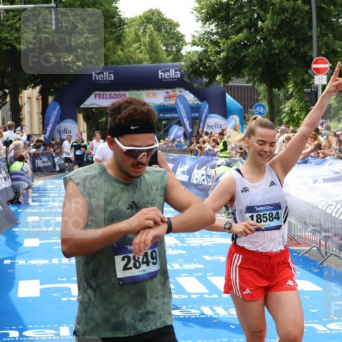 29.06.2025 - hella hamburg halbmarathon Zöllner http://msf.ph/oto/8177353 29.06.2025 10:38:23 Ziel 1042, 1688, 3431, 6095, 7110, 8002, 18584, 18761 meine-sportfotos.de