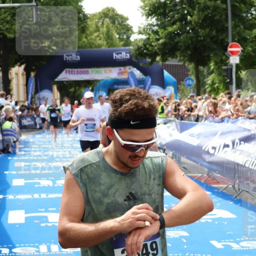 29.06.2025 - hella hamburg halbmarathon Zöllner http://msf.ph/oto/8177380 29.06.2025 10:38:24 Ziel 1042, 1688, 3431, 6095, 7110, 14992, 16075, 18584, 18761 meine-sportfotos.de