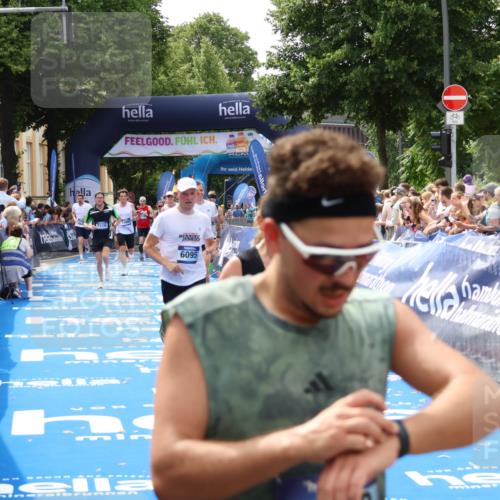 29.06.2025 - hella hamburg halbmarathon Zöllner http://msf.ph/oto/8177394 29.06.2025 10:38:24 Ziel 1042, 1688, 3431, 6095, 7110, 14992, 16075, 18584, 18761 meine-sportfotos.de