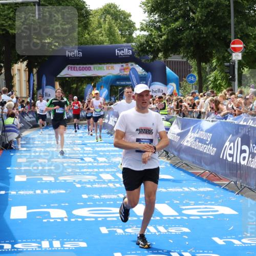 29.06.2025 - hella hamburg halbmarathon Zöllner http://msf.ph/oto/8177405 29.06.2025 10:38:26 Ziel 1042, 1710, 2745, 3014, 3431, 3790, 6095, 7110, 14992, 16075, 18761 meine-sportfotos.de