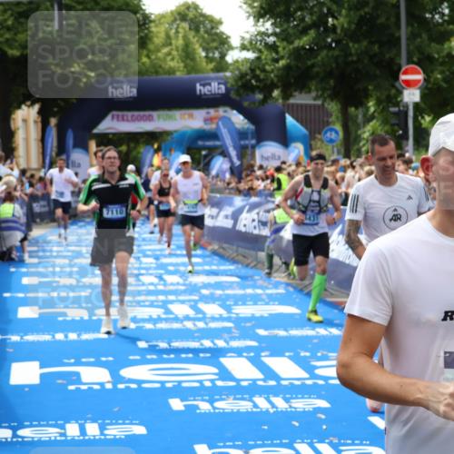 29.06.2025 - hella hamburg halbmarathon Zöllner http://msf.ph/oto/8177488 29.06.2025 10:38:28 Ziel 1042, 1710, 2745, 3014, 3431, 3790, 7110, 8571, 14992, 16075, 16280, 18357, 18761 meine-sportfotos.de