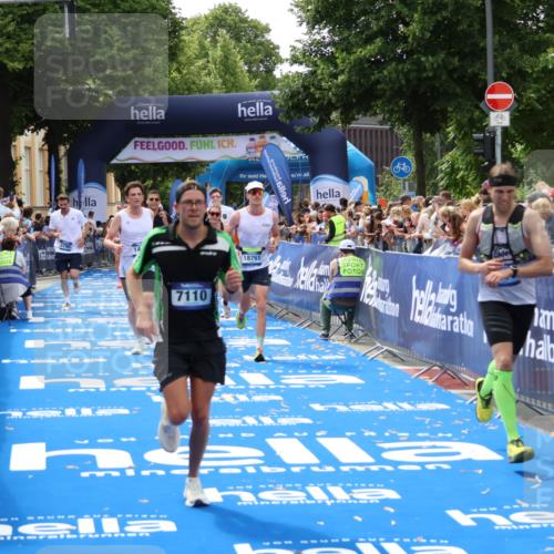 29.06.2025 - hella hamburg halbmarathon Zöllner http://msf.ph/oto/8177519 29.06.2025 10:38:29 Ziel 1042, 1710, 2745, 3014, 3431, 3790, 7110, 8571, 14992, 16075, 16280, 18357, 18761 meine-sportfotos.de