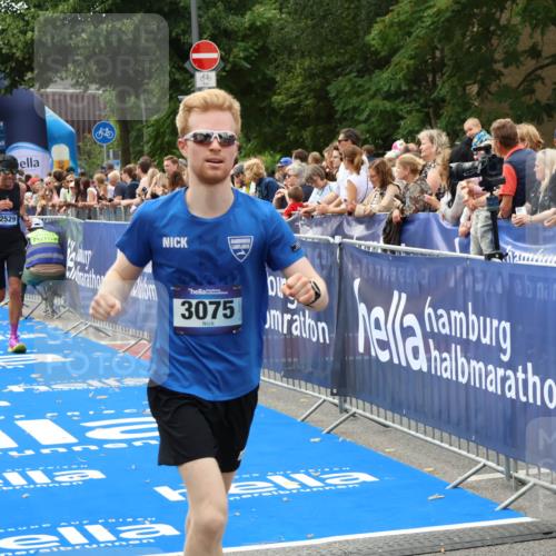 29.06.2025 - hella hamburg halbmarathon Zöllner http://msf.ph/oto/8177702 29.06.2025 10:28:26 Ziel 3075, 5328, 12529, 14140, 16711 meine-sportfotos.de