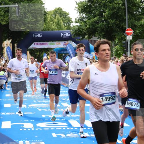 29.06.2025 - hella hamburg halbmarathon Zöllner http://msf.ph/oto/8177714 29.06.2025 10:38:33 Ziel 1710, 2745, 3014, 3790, 8571, 14905, 14992, 16075, 16280, 18357 meine-sportfotos.de