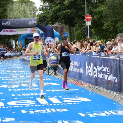 29.06.2025 - hella hamburg halbmarathon Zöllner http://msf.ph/oto/8177727 29.06.2025 10:28:27 Ziel 3075, 5328, 12529, 14140, 16711 meine-sportfotos.de