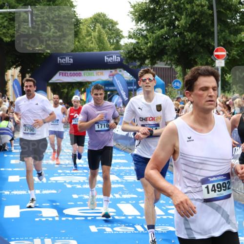 29.06.2025 - hella hamburg halbmarathon Zöllner http://msf.ph/oto/8177732 29.06.2025 10:38:33 Ziel 1710, 2745, 3014, 3790, 8571, 14905, 14992, 16075, 16280, 18357 meine-sportfotos.de