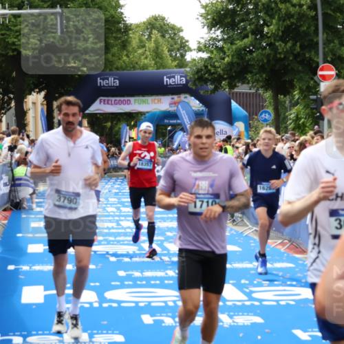 29.06.2025 - hella hamburg halbmarathon Zöllner http://msf.ph/oto/8177761 29.06.2025 10:38:34 Ziel 1710, 2745, 3014, 3790, 8571, 11379, 14905, 16280, 18357 meine-sportfotos.de