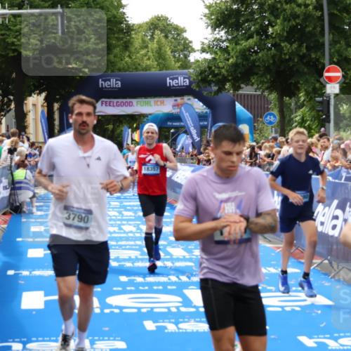 29.06.2025 - hella hamburg halbmarathon Zöllner http://msf.ph/oto/8177764 29.06.2025 10:38:35 Ziel 1710, 3790, 8571, 11379, 14905, 16280, 17154, 18357 meine-sportfotos.de