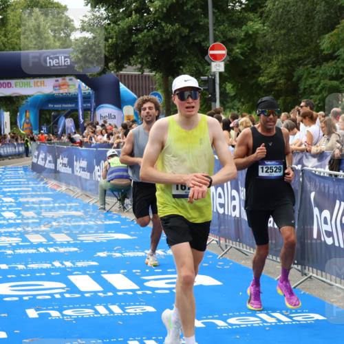 29.06.2025 - hella hamburg halbmarathon Zöllner http://msf.ph/oto/8177766 29.06.2025 10:28:28 Ziel 5328, 12529, 14140, 16711 meine-sportfotos.de