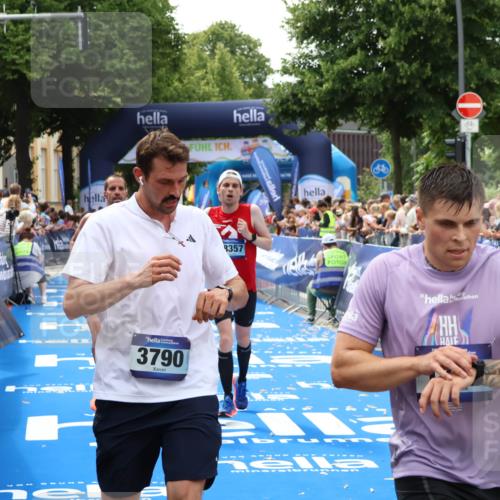 29.06.2025 - hella hamburg halbmarathon Zöllner http://msf.ph/oto/8177795 29.06.2025 10:38:35 Ziel 1710, 3790, 8571, 11379, 14905, 16280, 17154, 18357 meine-sportfotos.de