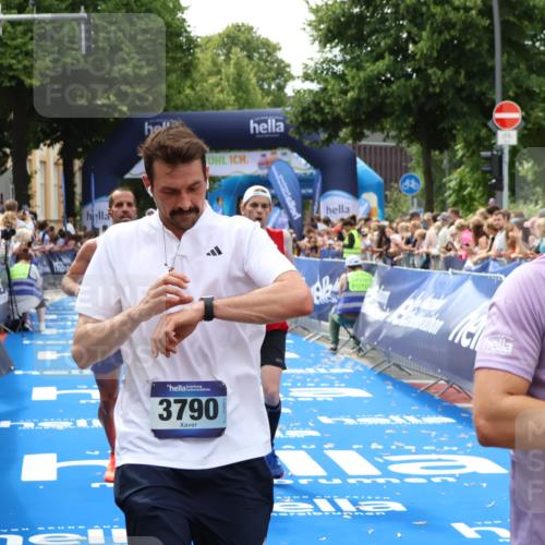 29.06.2025 - hella hamburg halbmarathon Zöllner http://msf.ph/oto/8177818 29.06.2025 10:38:36 Ziel 8571, 11379, 14905, 16280, 17154, 18357 meine-sportfotos.de