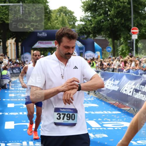 29.06.2025 - hella hamburg halbmarathon Zöllner http://msf.ph/oto/8177826 29.06.2025 10:38:36 Ziel 8571, 11379, 14905, 16280, 17154, 18357 meine-sportfotos.de