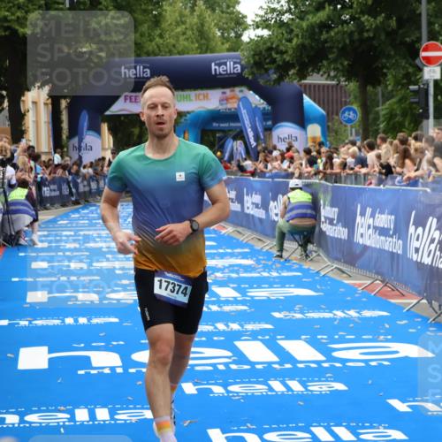 29.06.2025 - hella hamburg halbmarathon Zöllner http://msf.ph/oto/8177966 29.06.2025 10:28:37 Ziel 10222, 17213, 17374 meine-sportfotos.de
