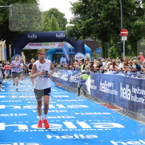 29.06.2025 - hella hamburg halbmarathon Zöllner http://msf.ph/oto/8178014 29.06.2025 10:38:43 Ziel 4148, 5248, 6684, 8450, 9403, 11281, 11282, 11379, 12772, 17154, 18188, 19004 meine-sportfotos.de