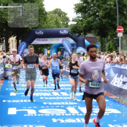 29.06.2025 - hella hamburg halbmarathon Zöllner http://msf.ph/oto/8178265 29.06.2025 10:38:51 Ziel 2296, 2719, 6684, 8450, 9264, 9540, 10218, 11055, 11281, 11282, 13755, 13800, 14093, 15372 meine-sportfotos.de