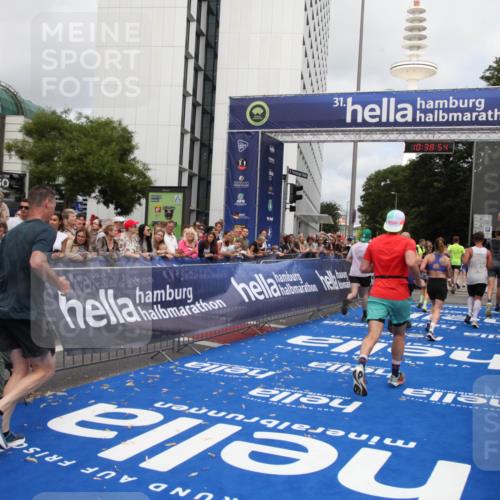 29.06.2025 - hella hamburg halbmarathon Michael Strokosch http://msf.ph/oto/8178298 29.06.2025 10:38:53 Ziel 2296, 2719, 3783, 6684, 9264, 9540, 10218, 11055, 11282, 13755, 13800, 14093, 15257, 15372, 17722 meine-sportfotos.de