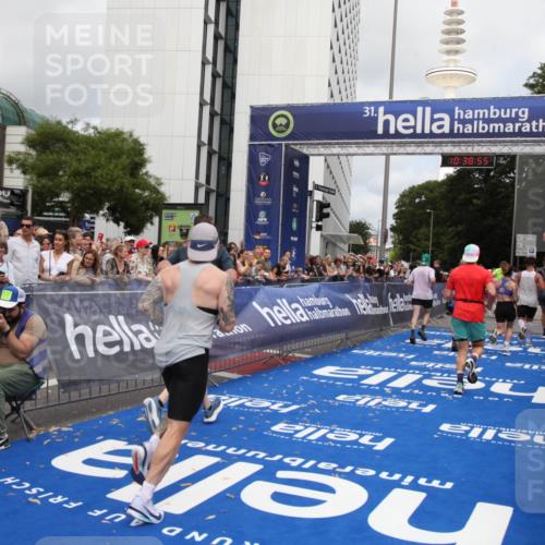 29.06.2025 - hella hamburg halbmarathon Michael Strokosch http://msf.ph/oto/8178306 29.06.2025 10:38:54 Ziel 2296, 2719, 2980, 3783, 8958, 9264, 9540, 10218, 11055, 13755, 13800, 14093, 15257, 15372, 17722 meine-sportfotos.de