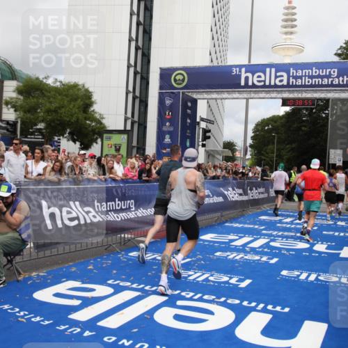29.06.2025 - hella hamburg halbmarathon Michael Strokosch http://msf.ph/oto/8178317 29.06.2025 10:38:54 Ziel 2296, 2719, 2980, 3783, 8958, 9264, 9540, 10218, 11055, 13755, 13800, 14093, 15257, 15372, 17722 meine-sportfotos.de