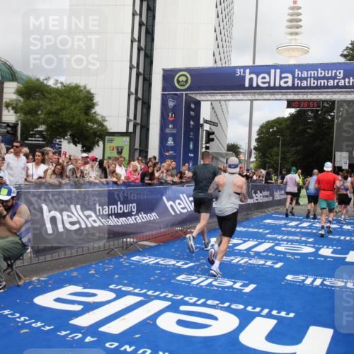 29.06.2025 - hella hamburg halbmarathon Michael Strokosch http://msf.ph/oto/8178321 29.06.2025 10:38:54 Ziel 2296, 2719, 2980, 3783, 8958, 9264, 9540, 10218, 11055, 13755, 13800, 14093, 15257, 15372, 17722 meine-sportfotos.de
