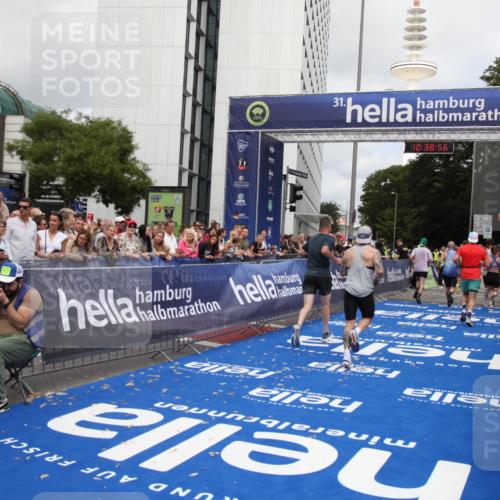 29.06.2025 - hella hamburg halbmarathon Michael Strokosch http://msf.ph/oto/8178333 29.06.2025 10:38:55 Ziel 2296, 2719, 2980, 3783, 8958, 9264, 9540, 10218, 11055, 13755, 13800, 14093, 15257, 15372, 17722 meine-sportfotos.de