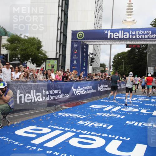 29.06.2025 - hella hamburg halbmarathon Michael Strokosch http://msf.ph/oto/8178358 29.06.2025 10:38:55 Ziel 2296, 2719, 2980, 3783, 8958, 9264, 9540, 10218, 11055, 13755, 13800, 14093, 15257, 15372, 17722 meine-sportfotos.de