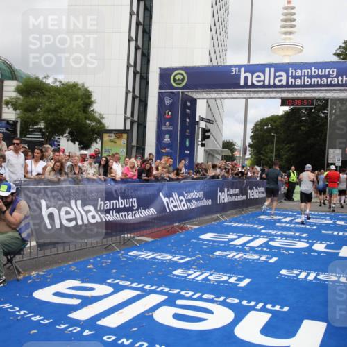 29.06.2025 - hella hamburg halbmarathon Michael Strokosch http://msf.ph/oto/8178385 29.06.2025 10:38:56 Ziel 2980, 3783, 8958, 9264, 9540, 10218, 11055, 13137, 13755, 14093, 15257, 17722 meine-sportfotos.de