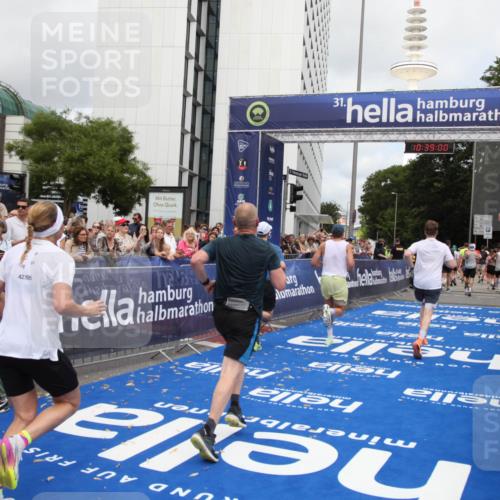 29.06.2025 - hella hamburg halbmarathon Michael Strokosch http://msf.ph/oto/8178403 29.06.2025 10:38:59 Ziel 2980, 3136, 3783, 8958, 13137, 15257, 15561, 15873, 17722 meine-sportfotos.de