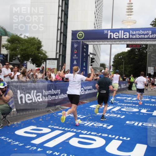 29.06.2025 - hella hamburg halbmarathon Michael Strokosch http://msf.ph/oto/8178413 29.06.2025 10:38:59 Ziel 2980, 3136, 3783, 8958, 13137, 15257, 15561, 15873, 17722 meine-sportfotos.de