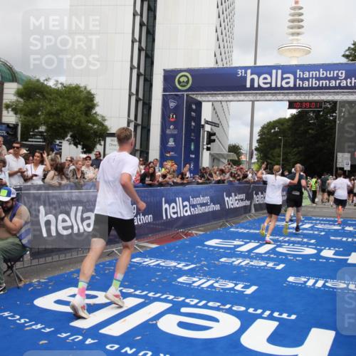 29.06.2025 - hella hamburg halbmarathon Michael Strokosch http://msf.ph/oto/8178433 29.06.2025 10:39:00 Ziel 2980, 3136, 3783, 6682, 8958, 11447, 13137, 15257, 15561, 15873, 17722 meine-sportfotos.de