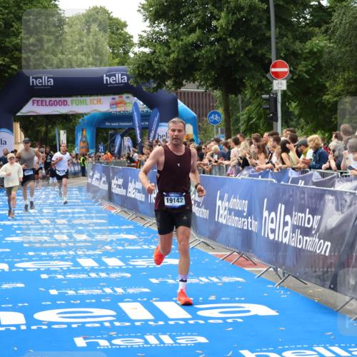 29.06.2025 - hella hamburg halbmarathon Zöllner http://msf.ph/oto/8178442 29.06.2025 10:29:04 Ziel 10351, 18874, 19142 meine-sportfotos.de