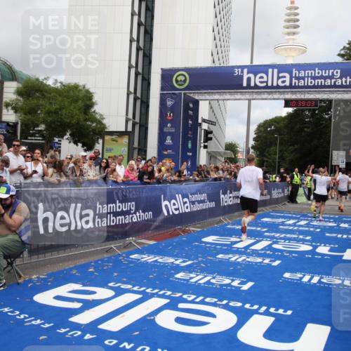 29.06.2025 - hella hamburg halbmarathon Michael Strokosch http://msf.ph/oto/8178444 29.06.2025 10:39:02 Ziel 1164, 2980, 3136, 3783, 4359, 6682, 8958, 11447, 13137, 15257, 15561, 15873, 17722, 18734, 19151 meine-sportfotos.de